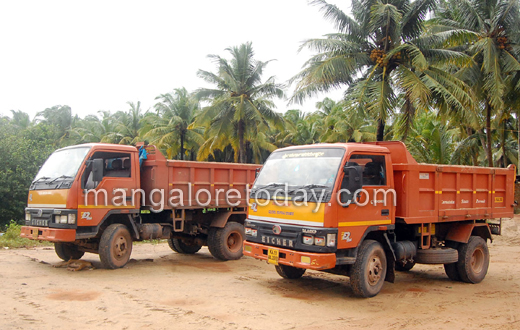 Sand lorries seized at Adam Kudru, Mangalore